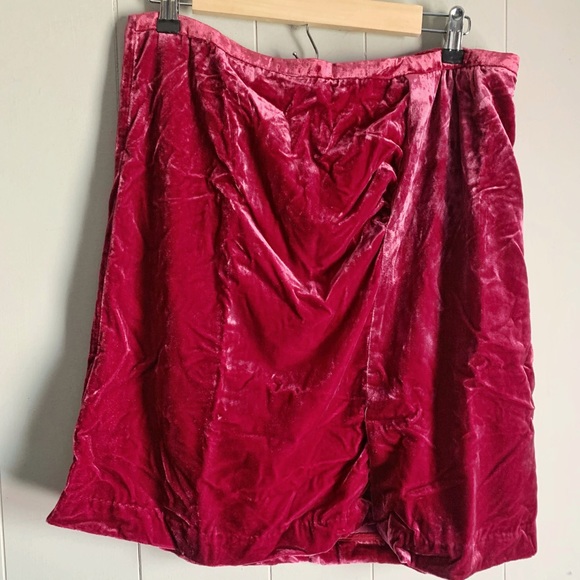 ANTHROPOLOGIE Connie Crushed Red Velvet Mini Skirt Ruched Side Slit - Picture 4 of 7